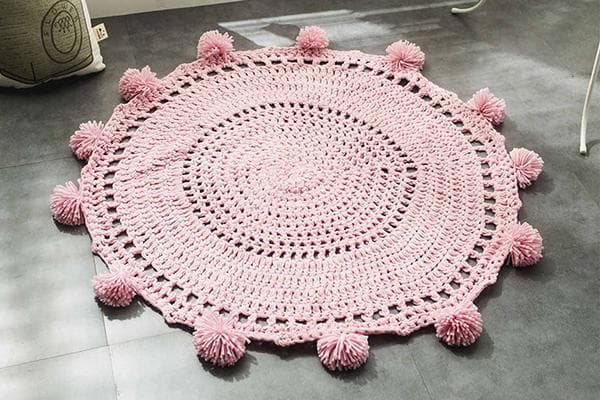Tapis tricoté à pompons