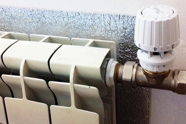 Écran réfléchissant la chaleur derrière le radiateur