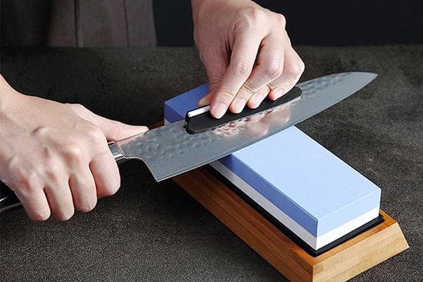 Aiguiser un couteau avec une pierre à aiguiser