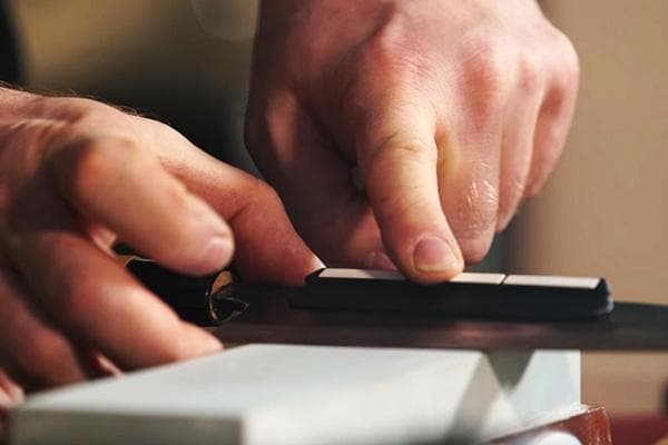 Un appareil pour aiguiser un couteau au bon angle