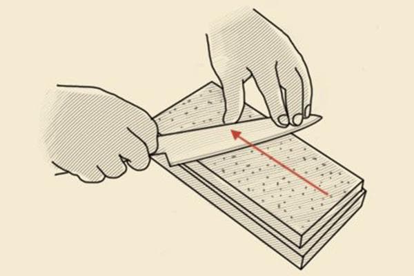 Aiguiser un couteau sur une pierre à aiguiser