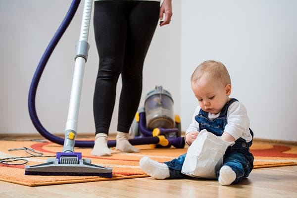 Nettoyer un appartement avec un enfant
