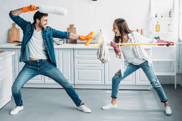 Homme et fille avec matériel de nettoyage
