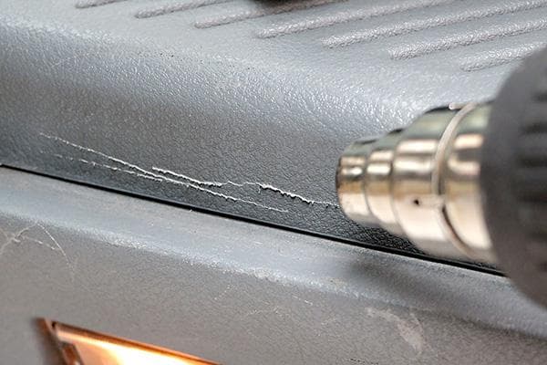 Rayures sur le plastique de la voiture