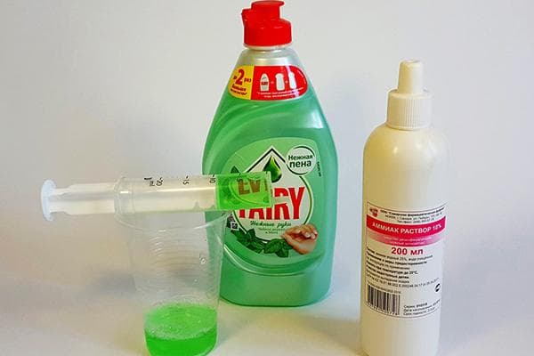 Ammoniaque et savon à vaisselle