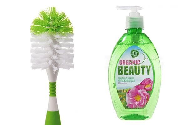 Savon liquide et brosse