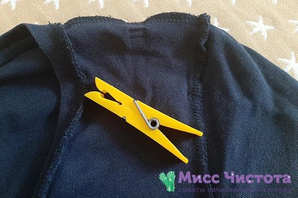 Marque de pince à linge sur un T-shirt