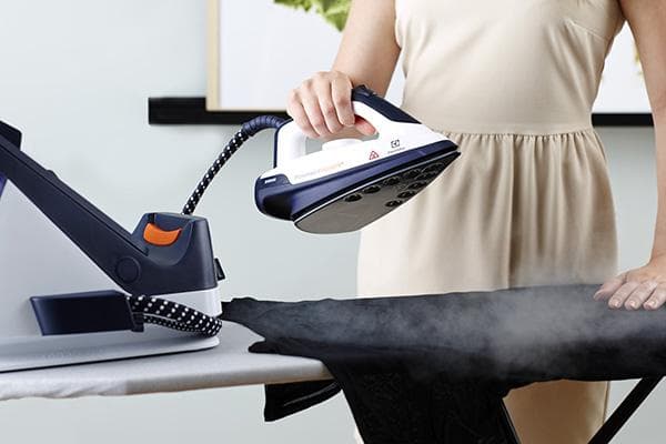 Repasser un T-shirt à la vapeur