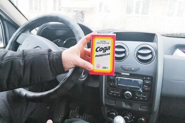 Soda pour nettoyer l'intérieur de la voiture