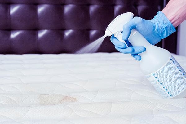Nettoyer un matelas avec un spray détachant