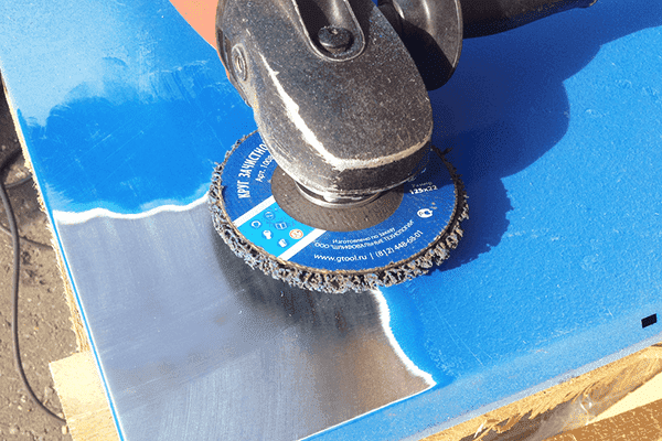 Enlever la peinture du métal avec une meuleuse