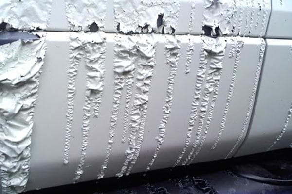 Enlever la peinture du métal avec un dissolvant