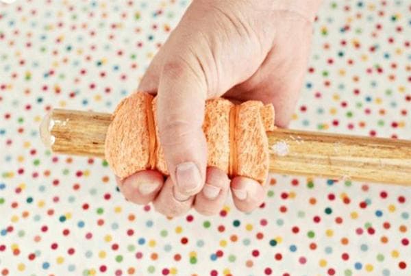 Éponge sur le manche de la vadrouille