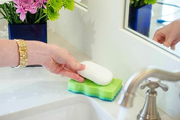 Une éponge au lieu d'un porte-savon
