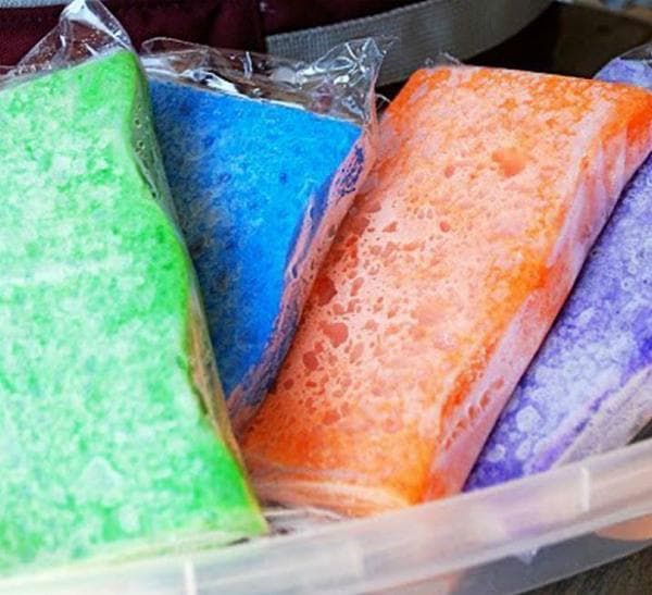 Accumulateur de froid à partir d'éponges à vaisselle congelées