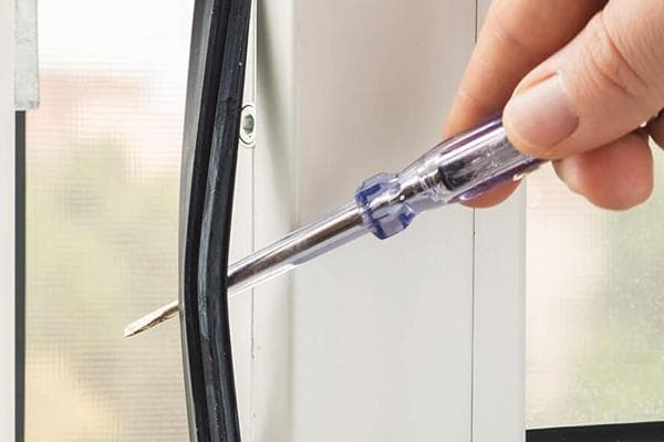 Remplacement du joint d'une fenêtre en plastique