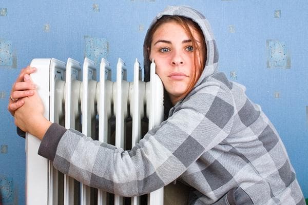 Fille embrassant un radiateur