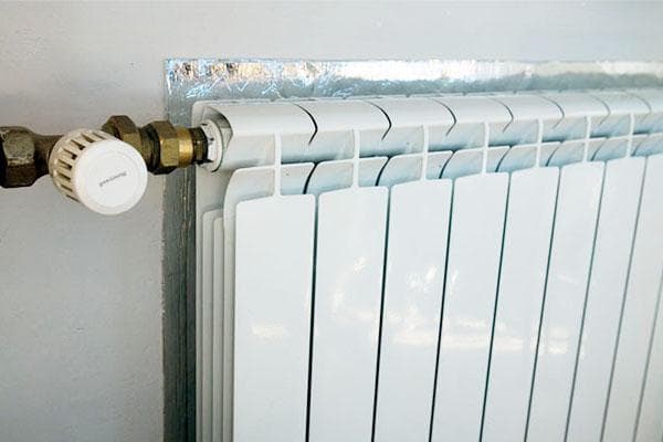 Écran derrière le radiateur