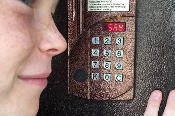 Enfant utilisant l'interphone