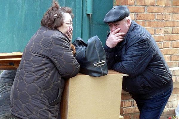 Couple de retraités avec de vieux meubles