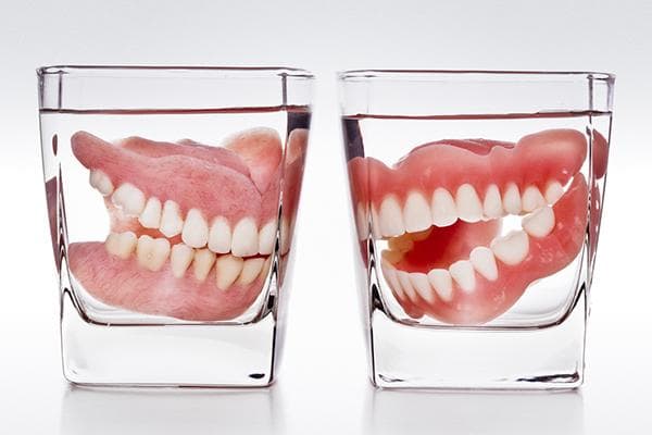 Dentiers dans des verres d’eau