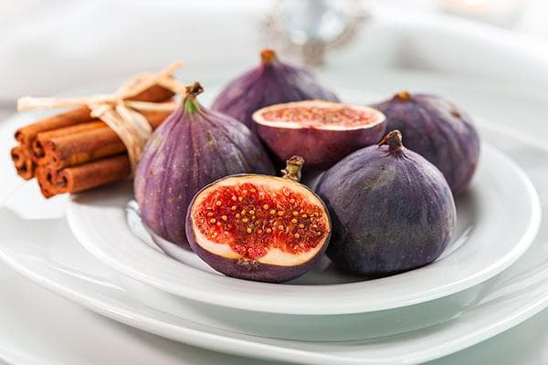 Figues fraîches dans une assiette