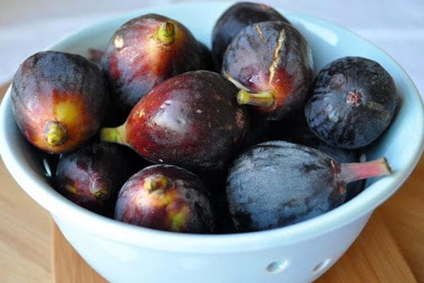 Figues fraîches dans un vase