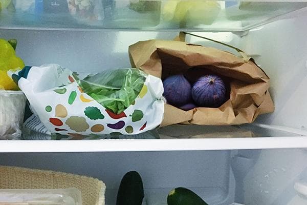Sac en papier avec des figues au réfrigérateur