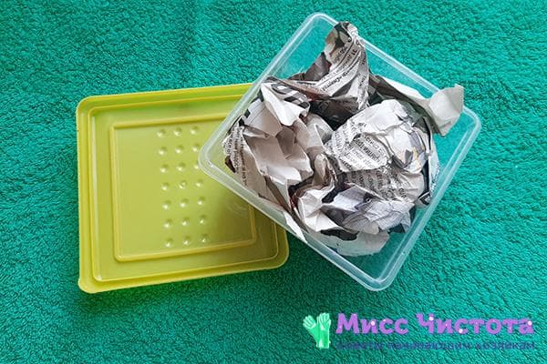 Journal avec récipient en plastique