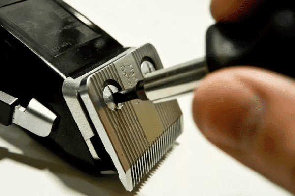 Démontage de la tondeuse à cheveux