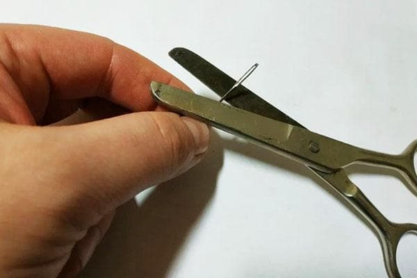 Aiguiser les ciseaux avec une aiguille