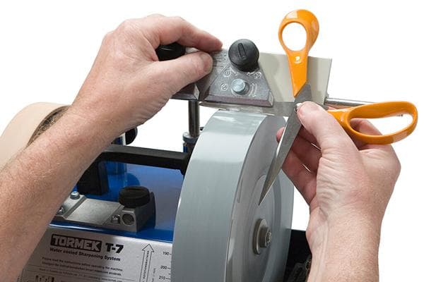 Aiguiser les ciseaux sur une machine