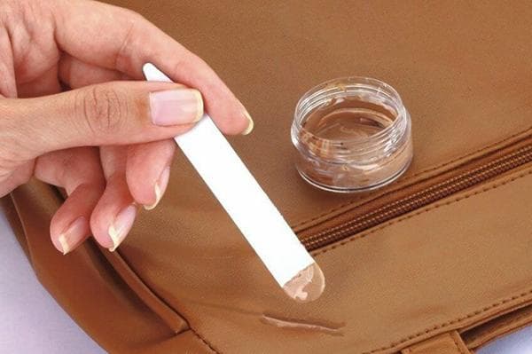 Restaurer un sac avec du cuir liquide
