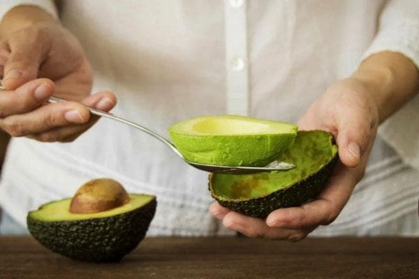 Utiliser une cuillère pour extraire la pulpe d'avocat