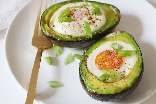 Avocat au four avec oeuf