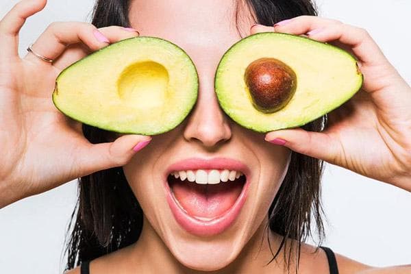 Fille avec un avocat coupé