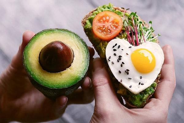 Sandwich sain avec avocat, œuf et micropousses