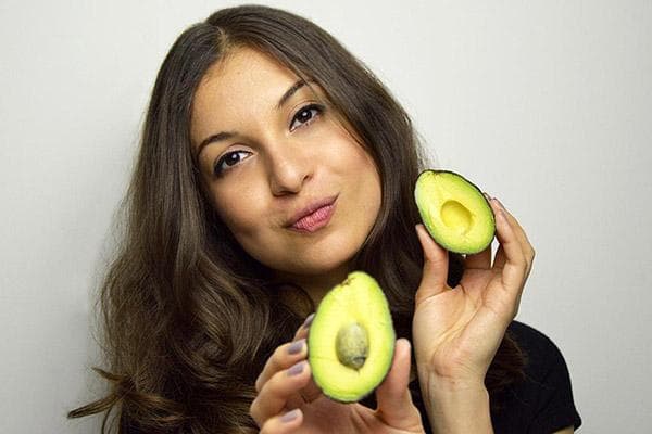 La fille a coupé un avocat