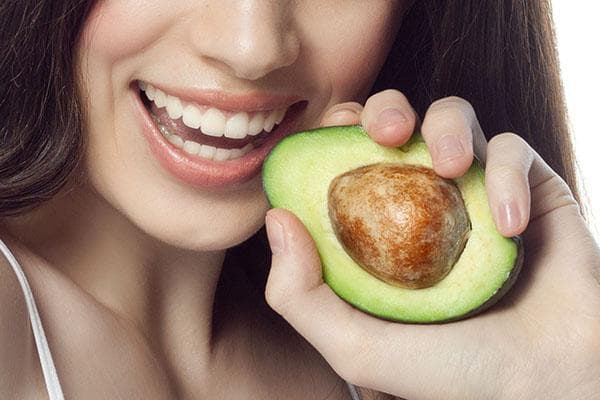 Femme avec un demi-avocat