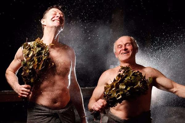 Hommes après le hammam dans les bains publics