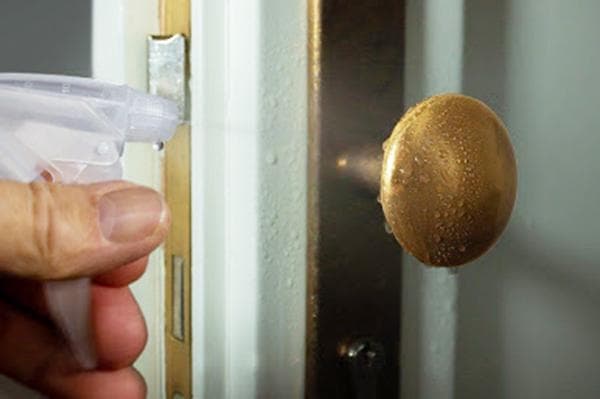 Désinfection des poignées de porte