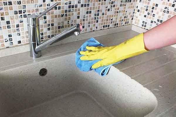 Nettoyer les surfaces de cuisine en pierre artificielle