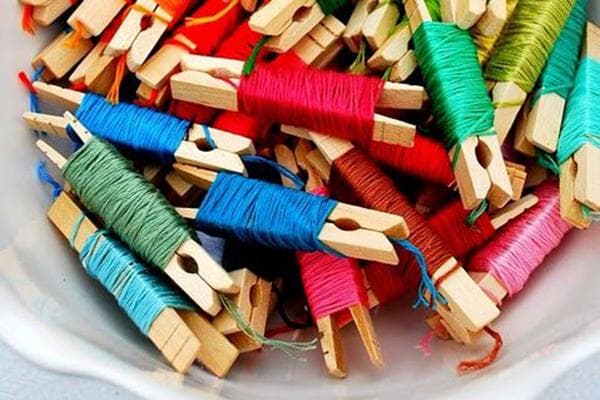 Fils multicolores enroulés sur des pinces à linge