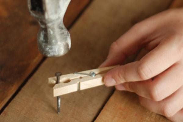 Utiliser une pince à linge pour enfoncer un clou