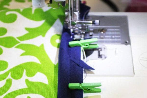 Fixer le tissu avec des pinces à linge pendant la couture