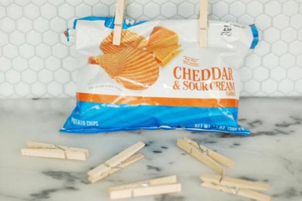 Réparer un paquet de chips commencé avec des pinces à linge