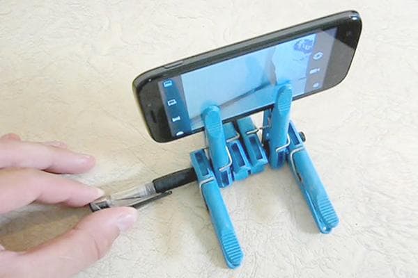 Support de téléphone fabriqué à partir de pinces à linge