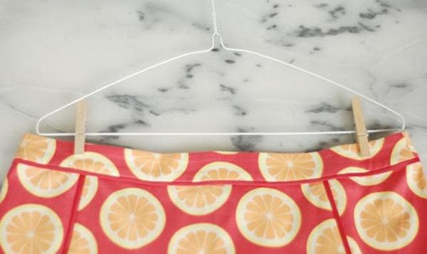 Jupe fixée sur un cintre avec des pinces à linge