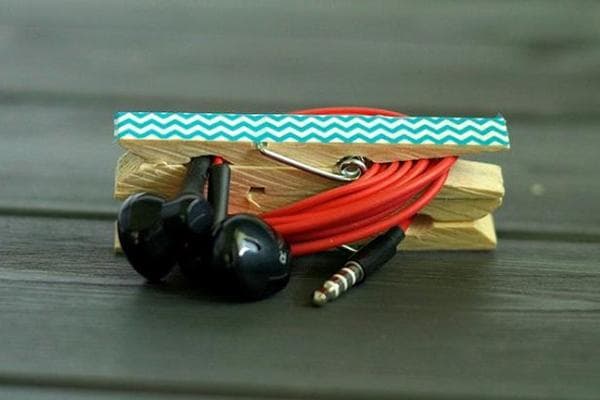 Écouteurs fixés avec une pince à linge