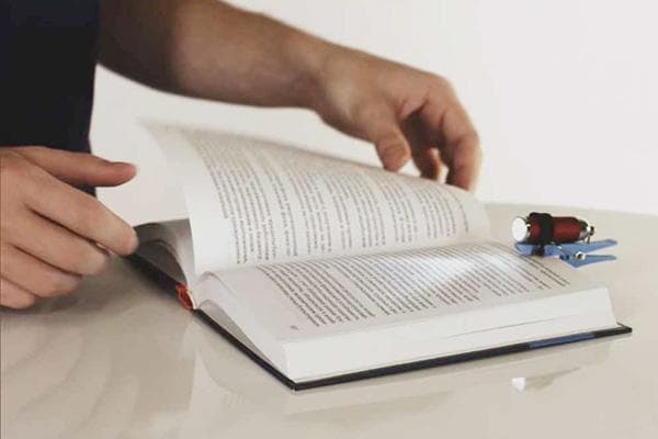 Lampe de poche sur une pince à linge pour lire des livres